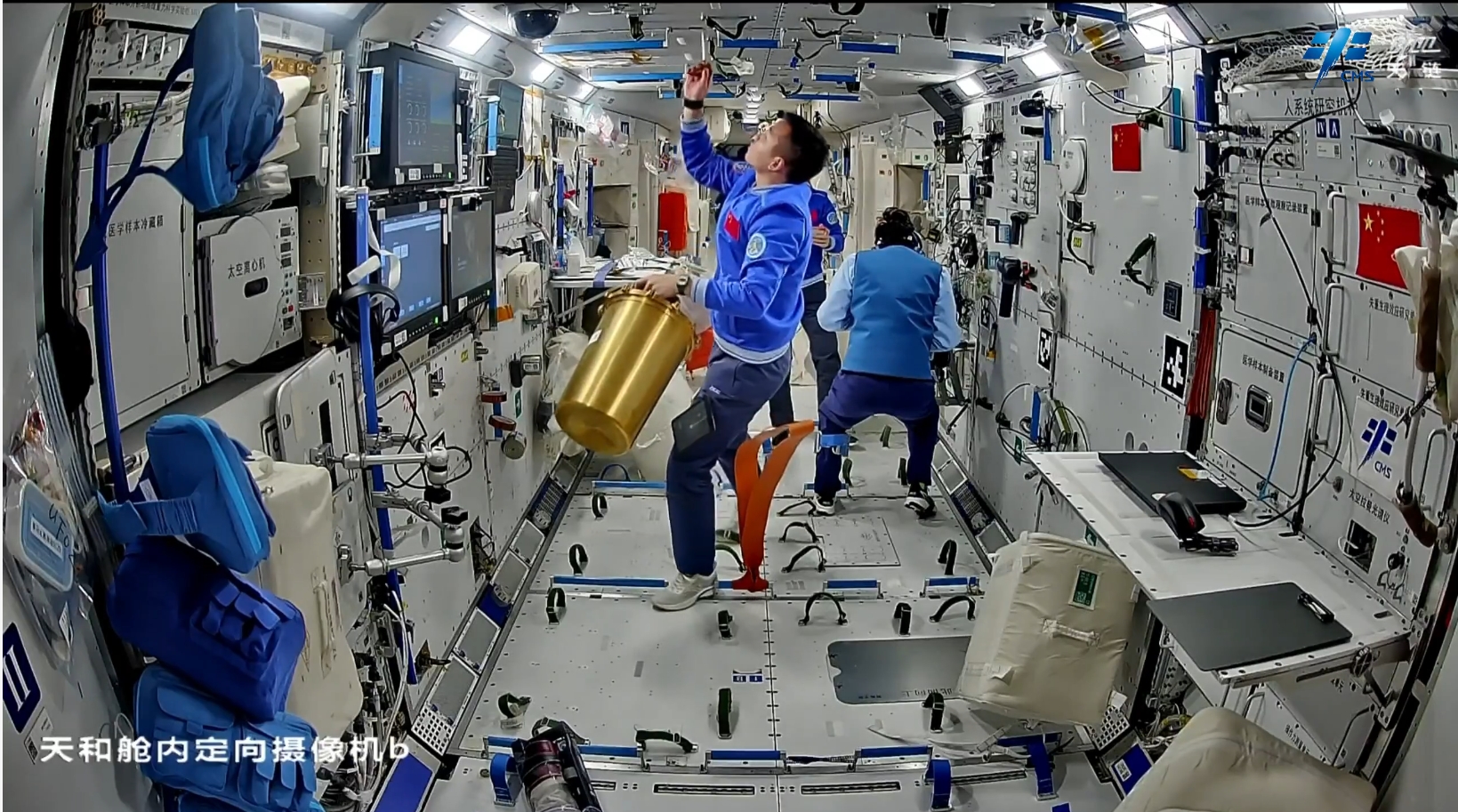 Astronauts Welcome A 우주 비행사들이 중국 우주 정거장에서 '새 친구'를 환영합니다