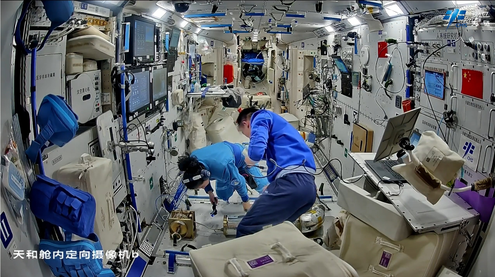 Astronauts Welcome A 우주 비행사들이 중국 우주 정거장에서 '새 친구'를 환영합니다